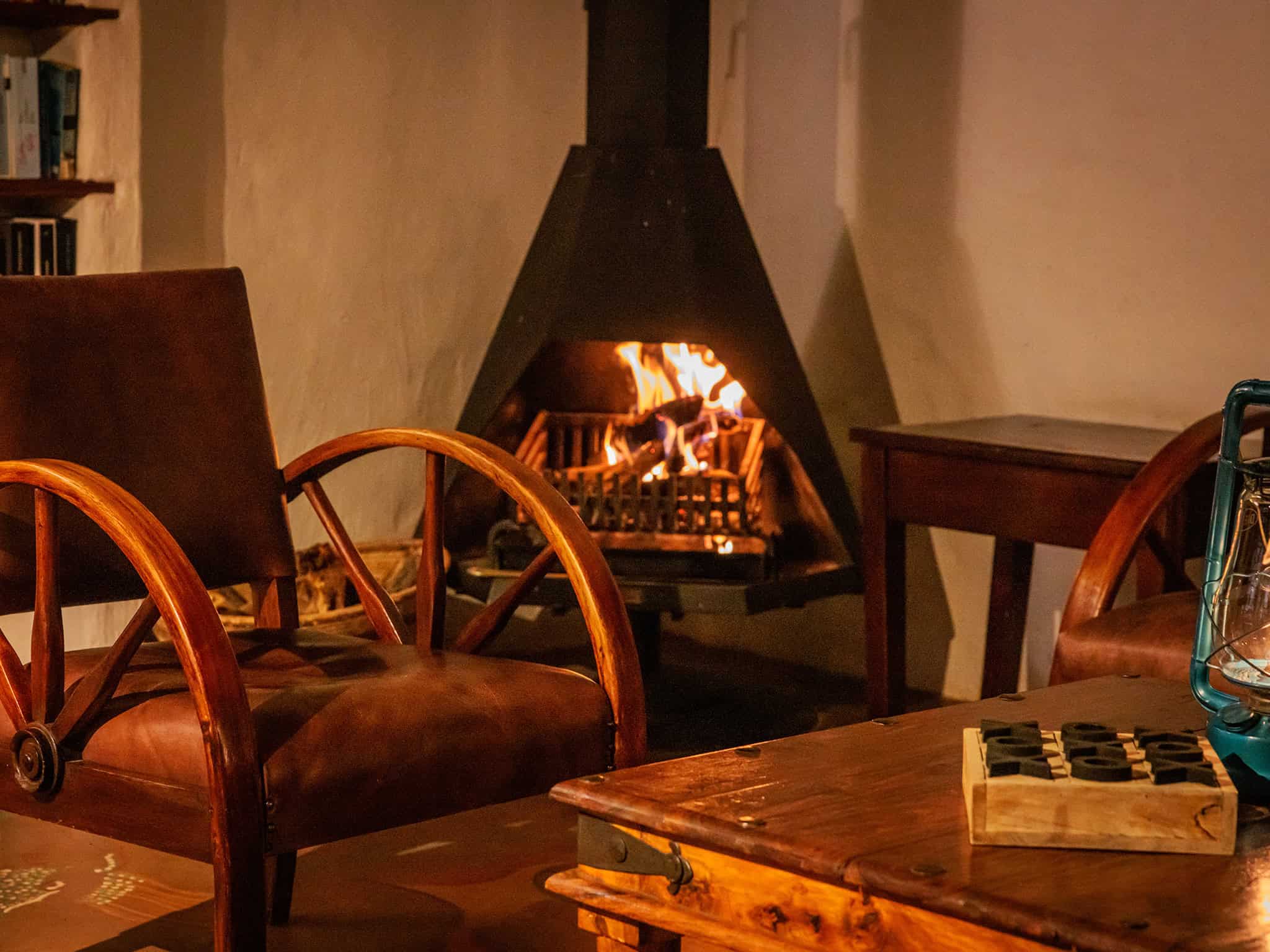 Eningu Kalahari Lodge - Fire place
